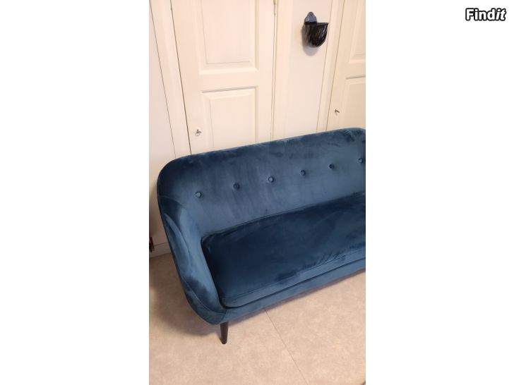 Säljes Snygg soffa 2,5-sits i mörkblå sammet