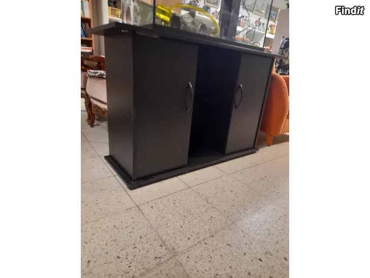 Säljes Svart byrå med 2 skåp