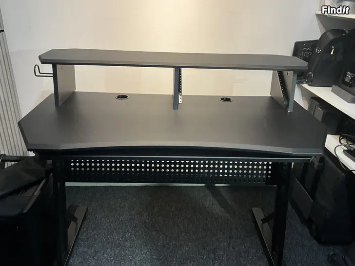 Myydään Studio Bord