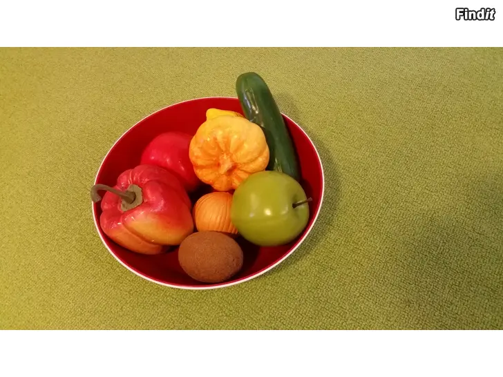 Myydään Tupperware vati ja feikki hedelmät vihannekset 8kpl  - hinta 8e