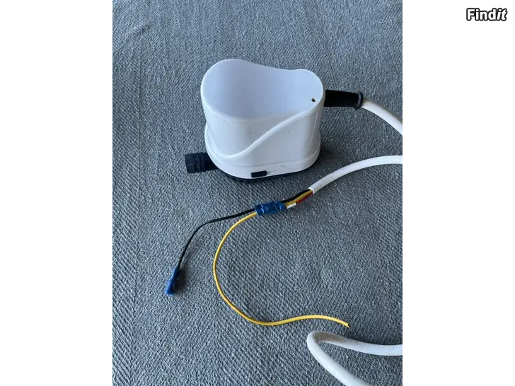 Säljes Länspump för båt eller liknande applikationer. Drivs med 12V. Utrustad med kablar för anslutning
