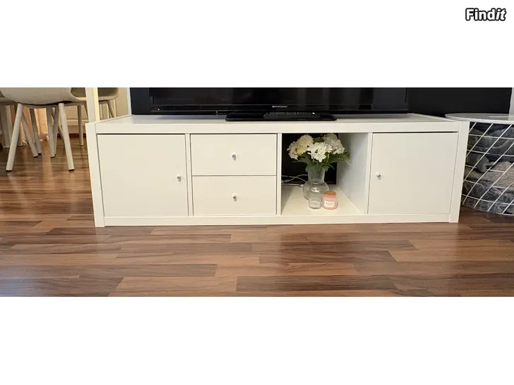 Myydään Fin vit tv-bänk från ikea