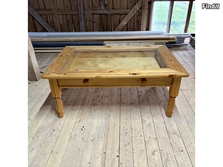Myydään Vardagsrumsbord med glasskiva och låda