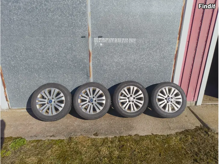 Säljes Sommardäck med Ford-fälgar