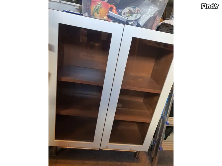 Säljes Vägg vitrin skåp