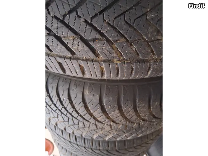 Myydään 215 55 17 kitka renkaat