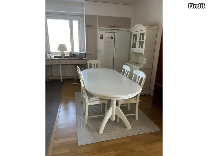 Säljes Köksbord med 6 stadiga stolar