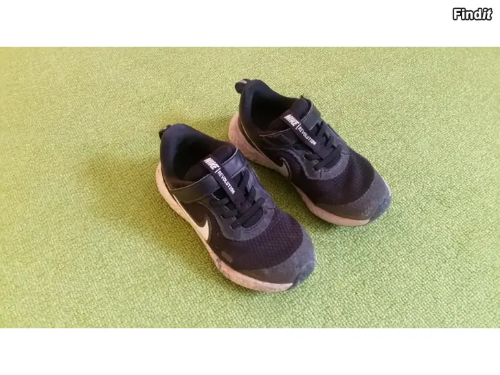 Myydään Nike Revolution mustat lasten kengät EU 28.5 -hinta 4e