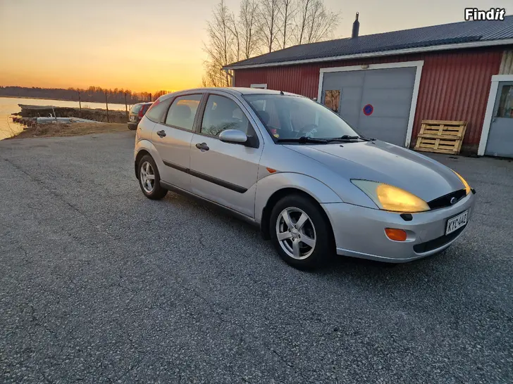 Myydään Ford Focus 1.8 ilmastointi,koukku