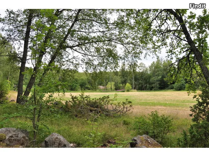 Säljes Stor vacker tomt nära vatten till salu i Eugmo