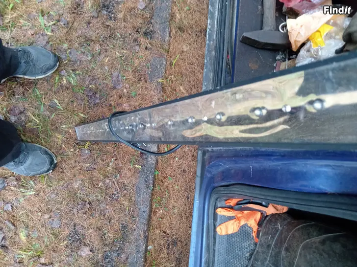 Myydään UUSI 1,0m.PITUINEN LILA/SINI VALO JOKA SOPII RAVINTOLOIDEN/ TANSSIPAIKKOJEN OVIVALOKSI