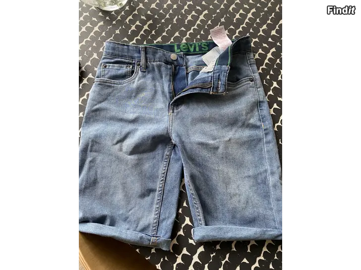 Myydään Levis shortsit
