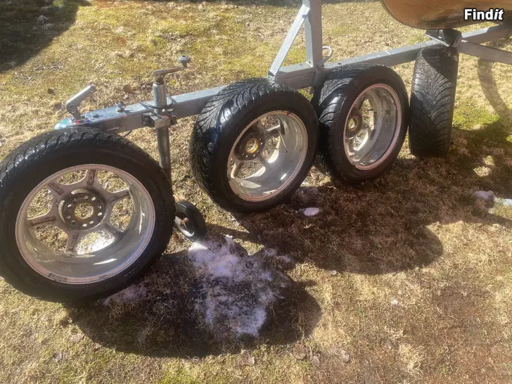 Säljes 16 tums aluminium fälgar med vinterdäck multibultmönster