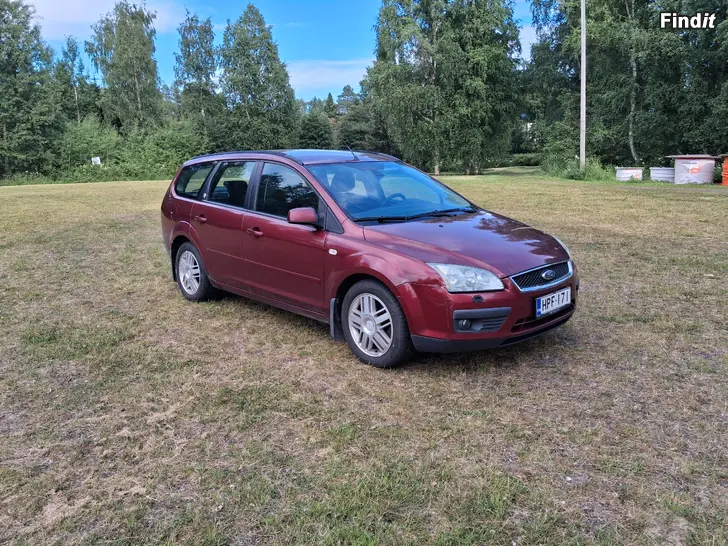 Myydään ford focus 2.0i ghia vm-2005
