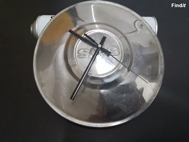 Myydään Saab seinäkello