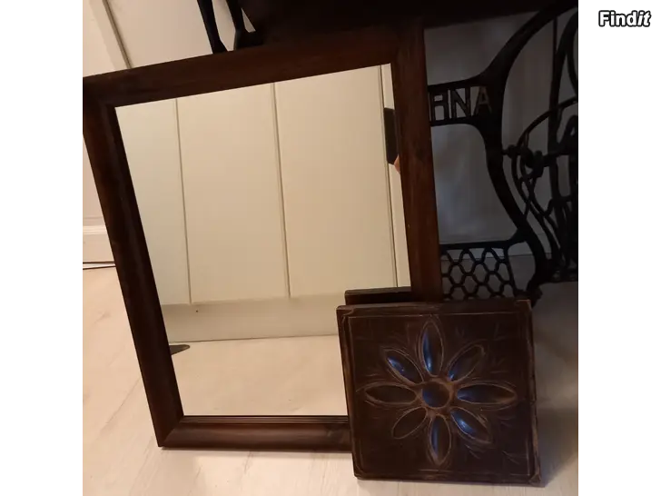 Säljes Puureunainen peili 56x46 cm sekä kaiverrettu puutaulu