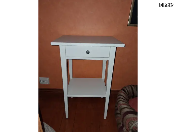 Myydään Sivupöytä/pieni lipasto