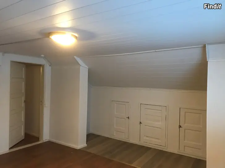 Uthyres Trivsam tvåa högst upp i huset på lugnt småhusområde. Nära till Brändö och centrum