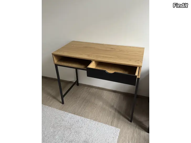Säljes Stilrent skrivbord med låda och hylla  nyskick