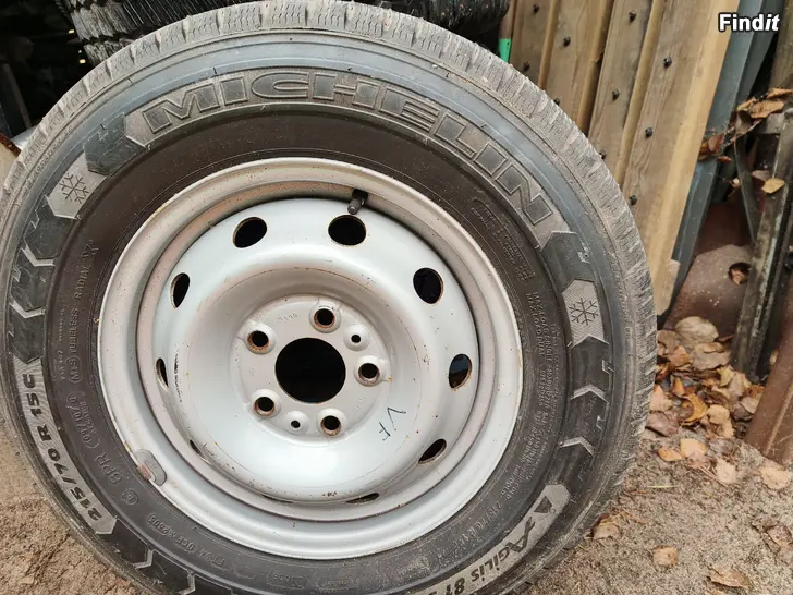 Myydään Asunto/pakettiauton nastarenkaat 215/70r/15C