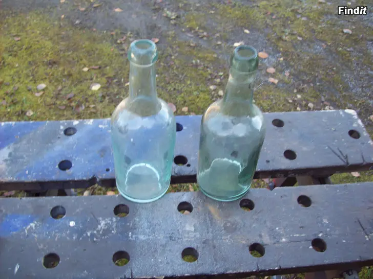 Myydään 2 Wanhaa pulloa