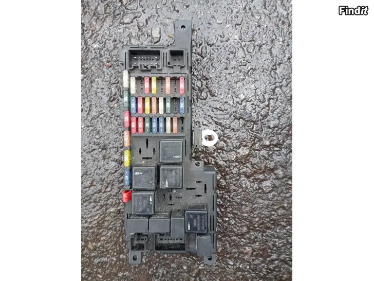 Myydään Volvo S80 2001 moottoritilan sulakerasia 8637841