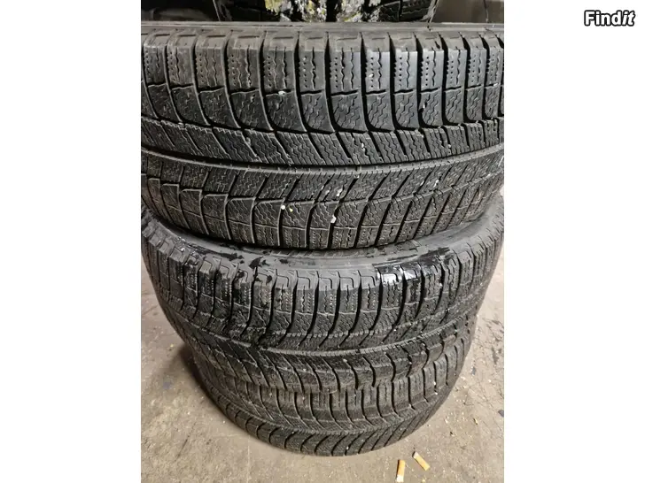 Myydään 225/50/17 michelin kitkarenkaat 7mm