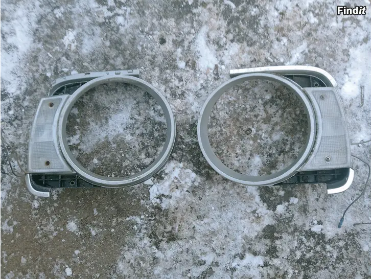 Myydään Volvo 140 1973 etuvalon kehs+parkki