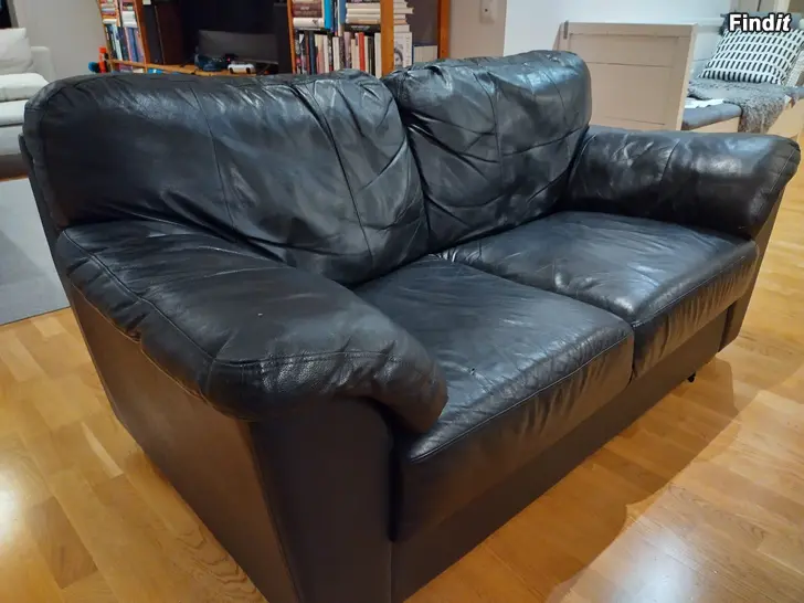 Säljes 2-sits soffa i svart läder