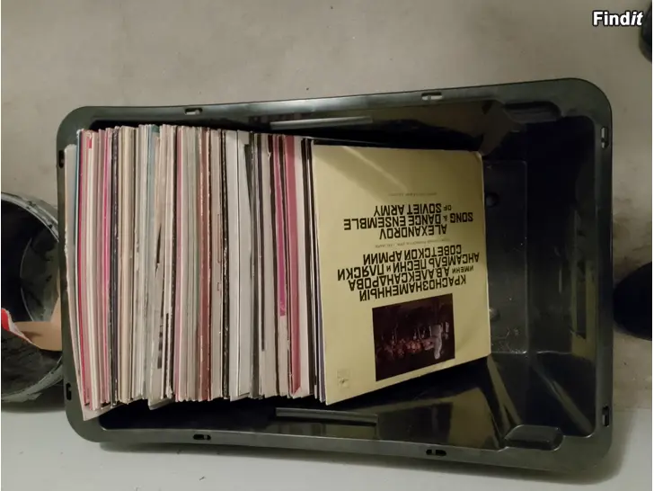 Myydään Salora radio/levysoitin +LP levyt 72 kpl