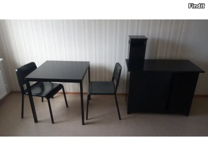 Säljes Svart Ikea bord och två stolar