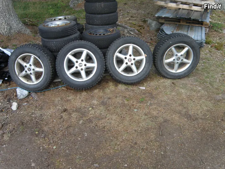 Säljes Vinterdäck med dubbar på fälg
