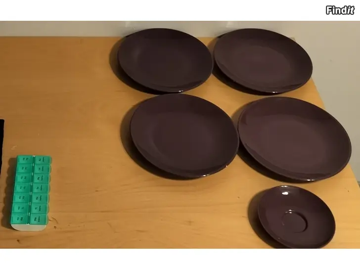 Säljes Dosetti lautaset matceramica violetti