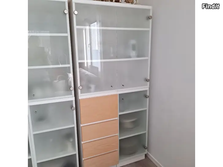 Säljes Muuramen vitriinikaappi maitolasiovilla