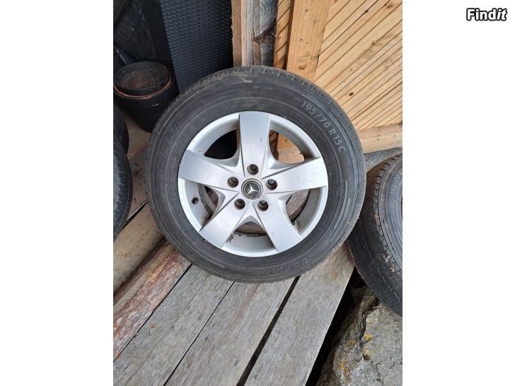 Myydään Mercedes-Benz Vito 15 tums fälgar