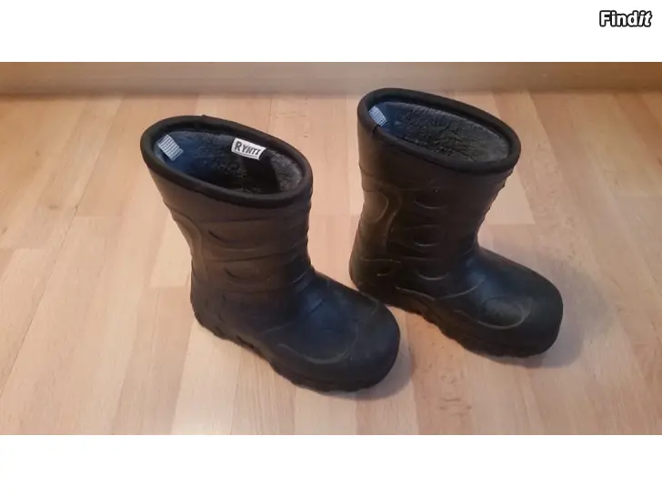 Myydään Ryhti lasten lämminvuorisaappaat koko 27 musta -hinta 10e