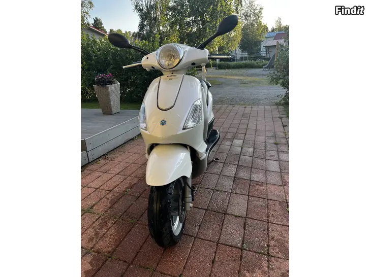 Myydään Piaggio Fly 50cc 4-tahti skootteri