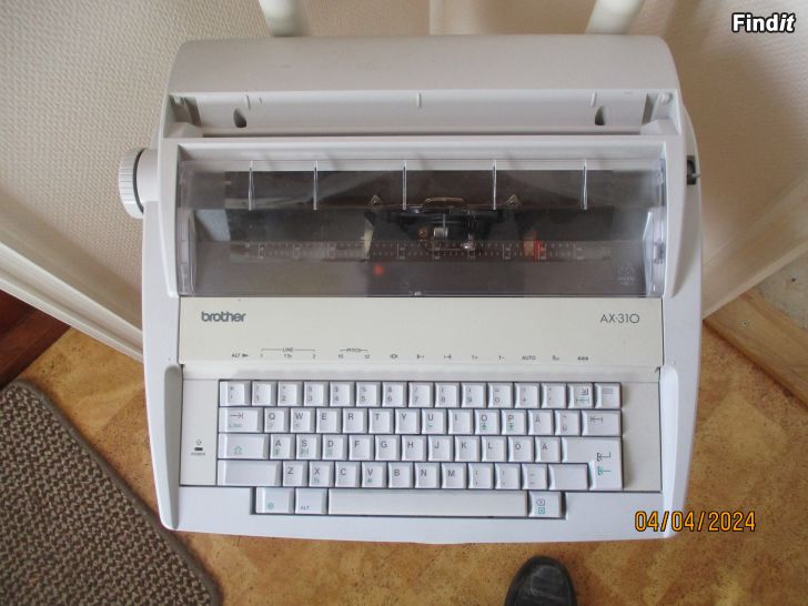 Säljes Brother elektrisk skrivmaskin i gott, fungerande skick säljes