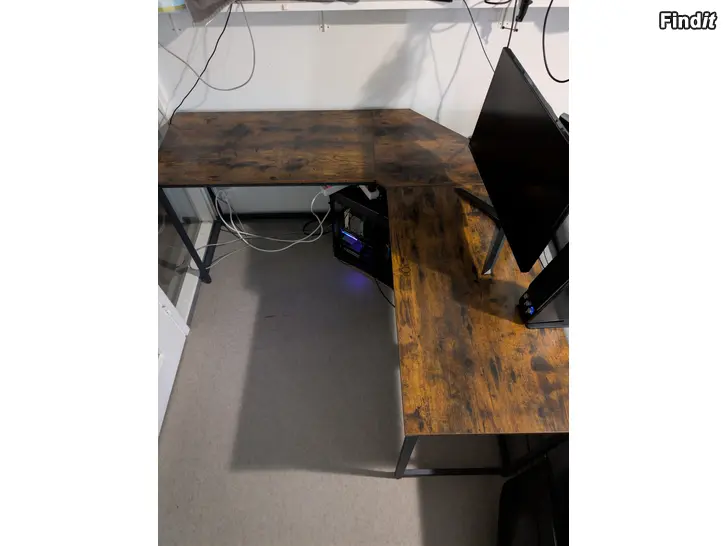 Säljes Hörnskrivbord i industriell stil