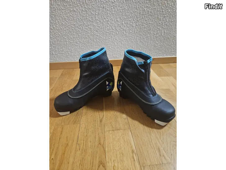 Myydään Lasten hiihtokengät rossignol ja alpina