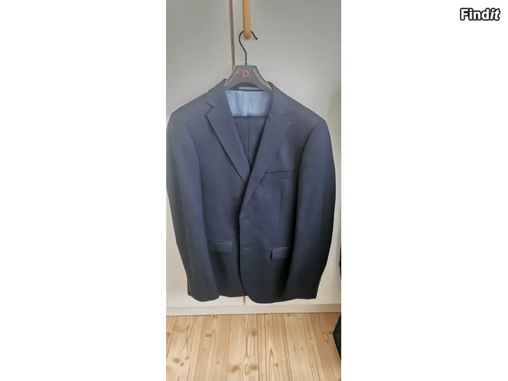 Säljes Kostym mörkblå stl 50 slim fit