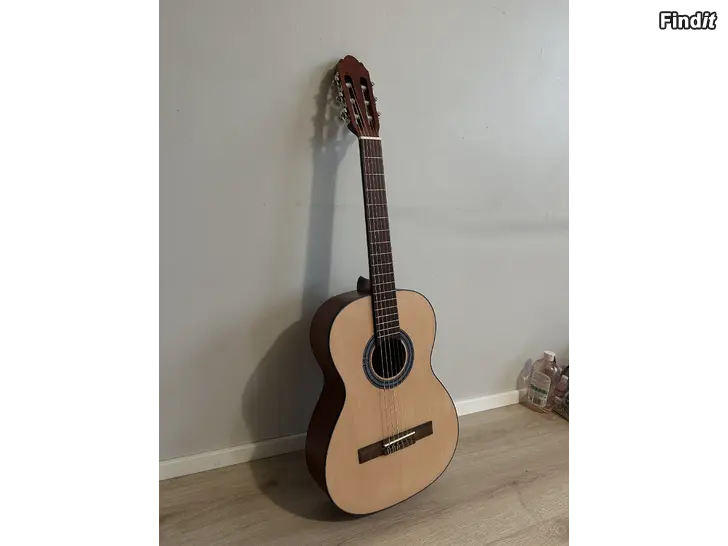 Säljes Classical guitar Student + boxen