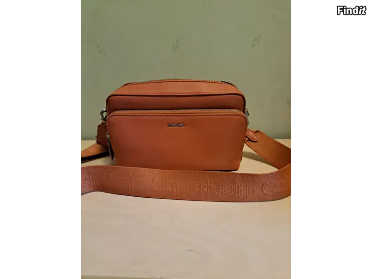 Myydään Calvin Klein kameralaukku