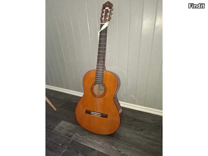 Myydään Yamaha C40