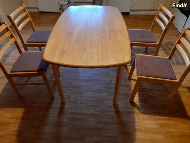 Säljes Gammalt matbord och stolar. Gott sick