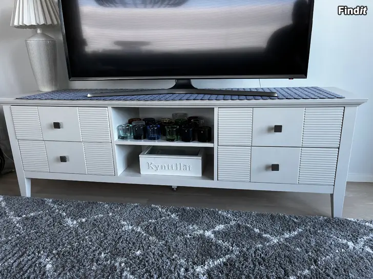 Myydään TV taso