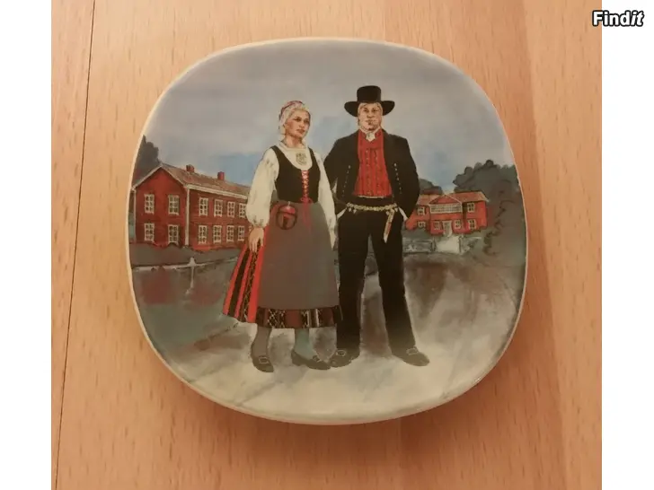 Myydään Arabia seinälautanen Suomalaisia kansallispukuja 15e