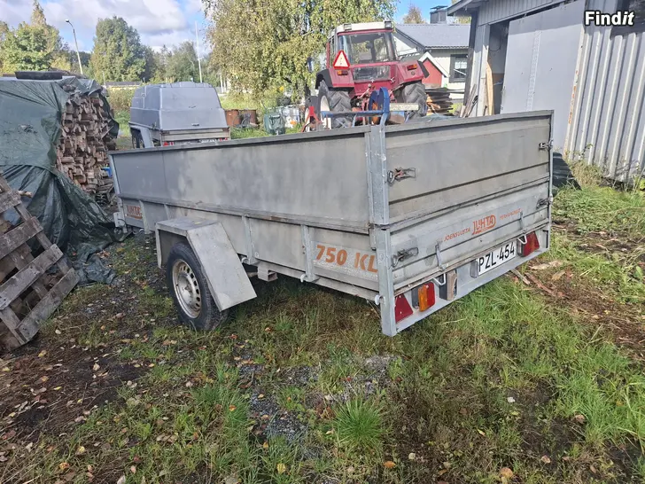 Säljes Bil släpvagn med kipp och högsidor