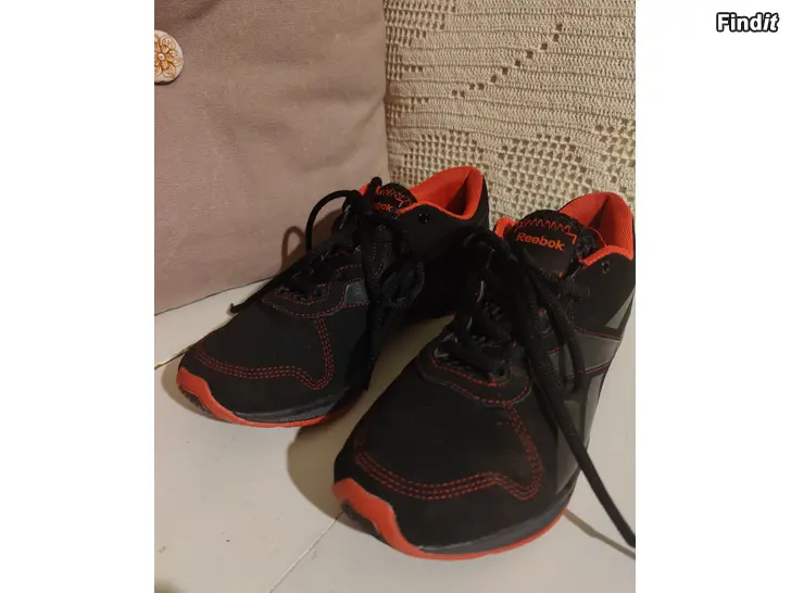 Myydään Reebok lenkkarit 37