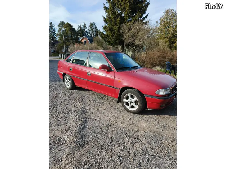Myydään Opel Astra funkkar och besiktad lite medkörd